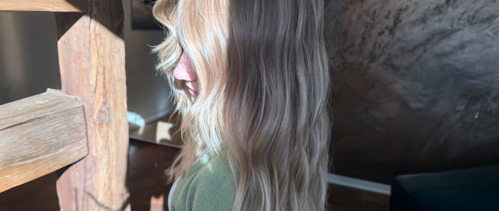 Natürlich schönes Blond mit Air Touch: Warum jedes Ergebnis bei AMINE individuell geplant wird 2 Amine Hair Professionals Neustadt Holstein Air Touch Ergebnis titel